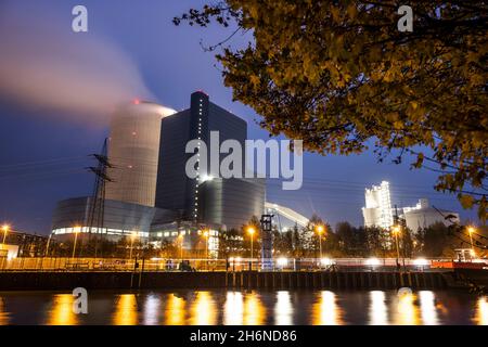 Datteln, Germania. 17 novembre 2021. Le foglie autunnali si vedono nelle prime ore del mattino davanti alla centrale a carbone Uniper Datteln 4. Credit: Bernd Thissen/dpa/Alamy Live News Foto Stock