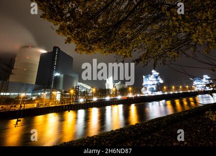 Datteln, Germania. 17 novembre 2021. Le foglie autunnali si vedono nelle prime ore del mattino davanti alla centrale a carbone Uniper Datteln 4. Credit: Bernd Thissen/dpa/Alamy Live News Foto Stock