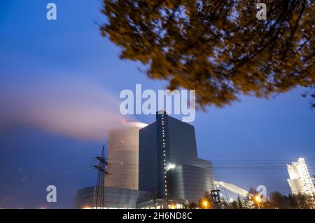 Datteln, Germania. 17 novembre 2021. Le foglie autunnali si vedono nelle prime ore del mattino davanti alla centrale a carbone Uniper Datteln 4. Credit: Bernd Thissen/dpa/Alamy Live News Foto Stock