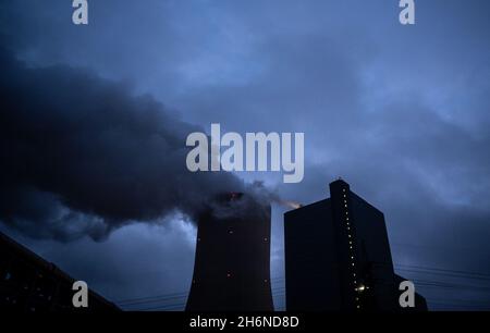 Datteln, Germania. 17 novembre 2021. Il vapore sale dalla torre di raffreddamento della centrale a carbone di Uniper's Datteln 4 nelle prime ore del mattino. Credit: Bernd Thissen/dpa/Alamy Live News Foto Stock