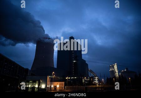 Datteln, Germania. 17 novembre 2021. Il vapore sale dalla torre di raffreddamento della centrale a carbone di Uniper's Datteln 4 nelle prime ore del mattino. Credit: Bernd Thissen/dpa/Alamy Live News Foto Stock