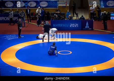 Barkar Andrii (Ucraina) contro Balmukhanov Duman (Kazakhstan) durante i Campionati mondiali di Pankration, Ucraina, Kharkiv, 15-18 novembre 2021 Foto Stock