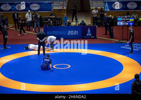 Barkar Andrii (Ucraina) contro Balmukhanov Duman (Kazakhstan) durante i Campionati mondiali di Pankration, Ucraina, Kharkiv, 15-18 novembre 2021 Foto Stock