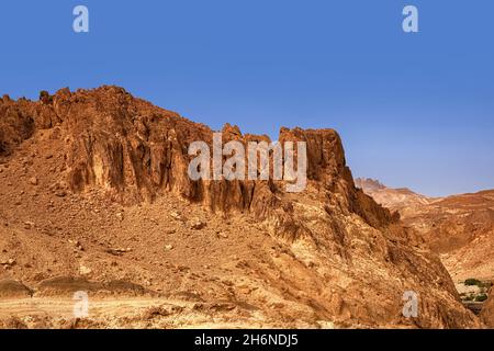 Oasi di montagna Chebik, deserto del Sahara. Vista della catena montuosa dell'Atlante. Tunisia Foto Stock