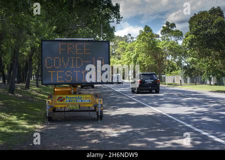 Segnaletica australiana Covid-19 che indica la prossimità di un centro di test Covid-19 per test PCR, disponibile gratuitamente al pubblico. Foto Stock