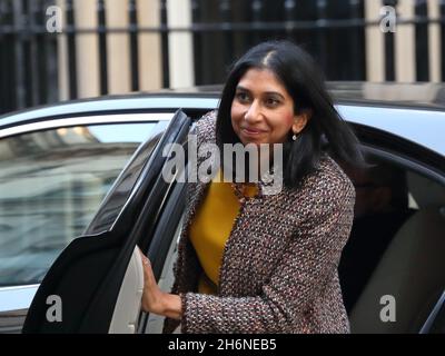 Il procuratore generale Suella Braverman arriva alla riunione settimanale del Gabinetto a Downing Street, Londra, Regno Unito Foto Stock