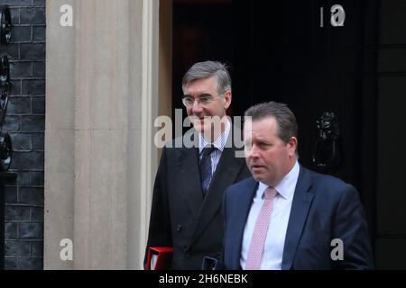 Londra, Regno Unito, 16 novembre 2021. I ministri partecipano al leader settimanale della Camera dei Comuni Jacob Rees-Mogg che lascia Downing Street dopo la riunione del Gabinetto, Londra, Regno Unito Foto Stock