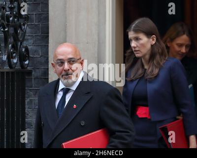 Il Segretario per l'istruzione Nadhim Zahawi e il Ministro per l'istruzione superiore e superiore Michelle Donelan lasciano il n. 10 dopo il gabinetto settimanale Meeting.in Downing Street, Londra, Regno Unito Foto Stock