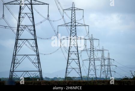 File photo datato 11/10/21 di piloni elettrici a Cheshire. Secondo i dati ufficiali, l’inflazione del Regno Unito è salita a un livello alto di quasi dieci anni, dato che l’impennata dei prezzi dell’energia e del carburante ha spinto al rialzo il costo della vita. L'Ufficio per le statistiche nazionali (ONS) ha dichiarato che il tasso di inflazione dell'indice dei prezzi al consumo (CPI) è aumentato bruscamente dal 3.1% in settembre al 4.2% il mese scorso - il livello più alto dal dicembre 2011. Data di emissione: Mercoledì 17 novembre 2021. Foto Stock