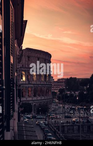 colosseo al tramonto, vista dall'alto unica da una finestra. Roma, Italia Foto Stock