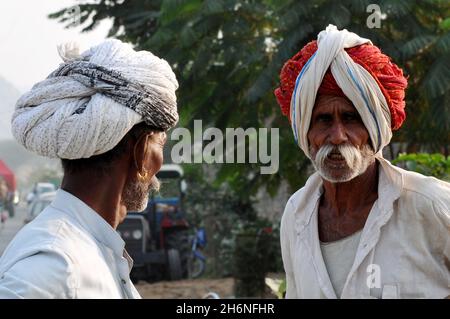 Non esclusiva: PUSHKAR, INDIA - 13 NOVEMBRE 2021: Commercianti di cammello durante il festival annuale del cammello di Pushkar, una fiera di bestiame di più giorni e fete culturale Foto Stock