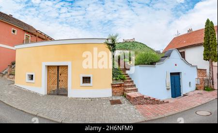 Pavlov, Repubblica Ceca. 29 agosto 2021. Gruppo di cantine tipiche della Moravia meridionale, regione vinicola. Edifici tradizionali Foto Stock