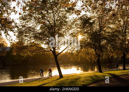 Luci serali d'autunno a Victoria Embankment, Nottingham Nottinghamshire Inghilterra UK Foto Stock