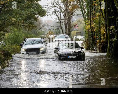 Una BMW abbandonata su una strada allagata ad Ambleside, Lake District, Regno Unito, dopo piogge torrenziali ha causato il fiume Rothay di rompere le sue banche. Foto Stock