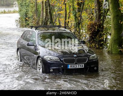 Una BMW abbandonata su una strada allagata ad Ambleside, Lake District, Regno Unito, dopo piogge torrenziali ha causato il fiume Rothay di rompere le sue banche. Foto Stock