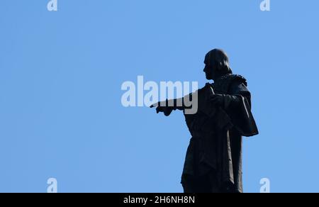 La statua di Cristoforo Colombo, che punta verso il nuovo mondo con la mano destra, Praca Portal de la Pau, Barcellona, Spagna Foto Stock