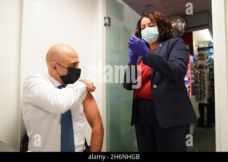 Il Segretario della Sanità Sajid Javid riceve il suo booster jab Covid-19 da Nikki Kanani, direttore medico della cura primaria NHS Inghilterra, in una farmacia nel centro di Londra. Data foto: Mercoledì 17 novembre 2021. Foto Stock