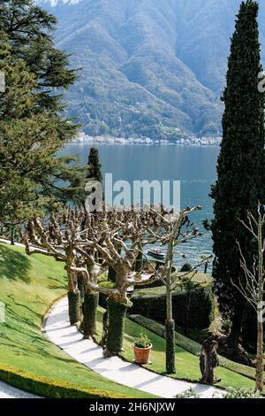 Il vicolo dell'aeroplano a Villa Balbianello sullo sfondo del Lago di Como. Italia Foto Stock