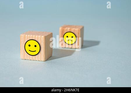 Primo piano dei blocchi di legno con emoji. Foto Stock