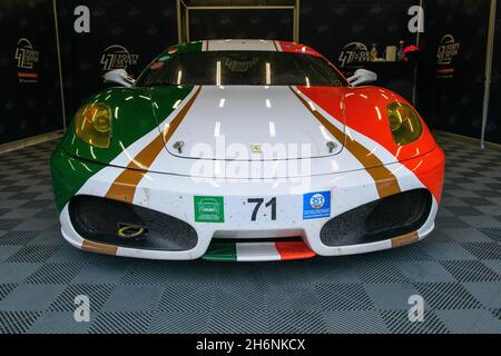 La Ferrari F430 in italiano di bandiera nazionale si trova in pit lane, Circuit de Spa-Francorchamps, Stavelot, Belgio Foto Stock