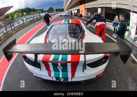 Ferrari 458 Challenge con grande spoiler posteriore in pit lane, Circuit de Spa-Francorchamps, Stavelot, Belgio Foto Stock