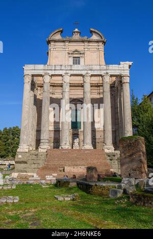 Facciata storica del Tempio di Pio e Faustina con scala e colonne antiche, oggi anche Chiesa di San Lorenzo a Miranda, Foro Romano, Roma Foto Stock