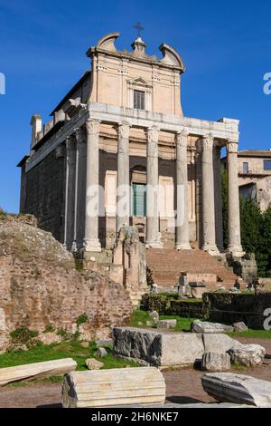 Facciata storica del Tempio di Pio e Faustina con scala e colonne antiche, oggi anche la chiesa di San Lorenzo in Miranda, a sinistra in primo piano Foto Stock