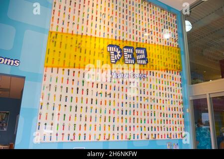 L'enorme mostra di arte a mosaico Pez nell'entrata della lobby. Presso la fabbrica di Pez, museo, centro visitatori a Orange, Connecticut. Foto Stock