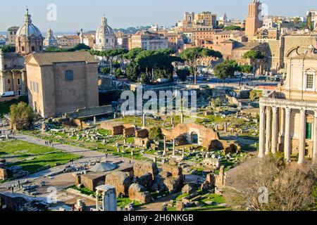 Vista del Foro Romano con in mezzo le rovine della Basilica Aemilia, in primo piano le rovine del tempio Divus Iulius Divino Giulio Cesare, sulla sinistra Foto Stock