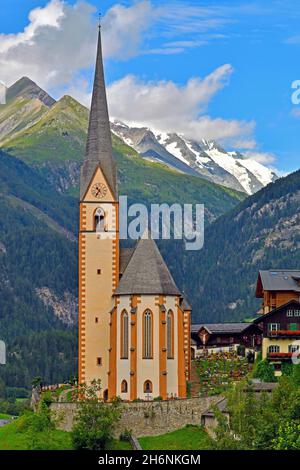 Chiesa parrocchiale di Heiligenblut a Heiligenblut, Glockner Group alle spalle, Parco Nazionale Hohe Tauern, Moelltal, Carinzia, Austria Foto Stock