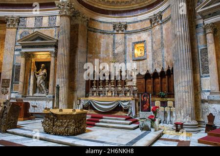 Altare cristiano nell'antico tempio romano Pantheon, Roma, Lazio, Italia Foto Stock