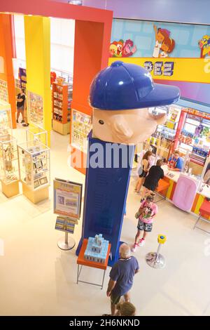 Un modello enorme di dispenser Pez, uomo che indossa un cappellino da baseball blu. Presso la fabbrica di Pez, museo, centro visitatori a Orange, Connecticut. Foto Stock