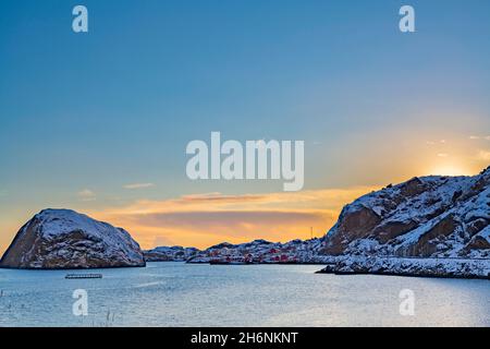 Case di pescatori rossi, chiamate Rorbuer, A, Nusfjord, Lofoten, Nordland, Norvegia Foto Stock