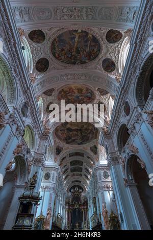 Chiesa barocca interno della basilica collegiata, costruita dal 1685 al 1704, Monastero di Waldsassen, Waldsassen, Palatinato superiore, Germania Foto Stock