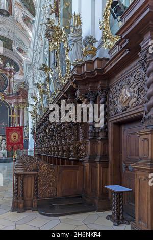 Platea del coro della Basilica Collegiata, costruita dal 1685 al 1704, Monastero di Waldsassen, Waldsassen, Palatinato superiore, Germania Foto Stock