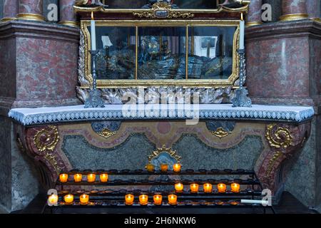 Catacomb santo nella basilica collegiata, monastero di Waldsassen, anno di fondazione 1133, Waldsassen, Palatinato superiore, Germania Foto Stock