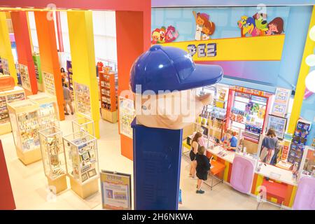 Un modello enorme di dispenser Pez, uomo che indossa un cappellino da baseball blu. Presso la fabbrica di Pez, museo, centro visitatori a Orange, Connecticut. Foto Stock