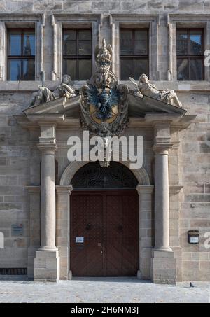 Portale principale con stemma imperiale, facciata ovest del Vecchio Municipio, Norimberga, Franconia media, Baviera, Germania Foto Stock