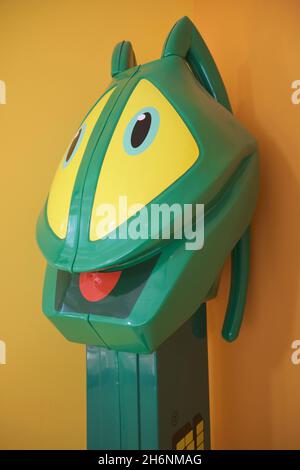 Una testa grande, verde, monster Pez dispenser. Presso la fabbrica di Pez, museo, centro visitatori a Orange, Connecticut. Foto Stock