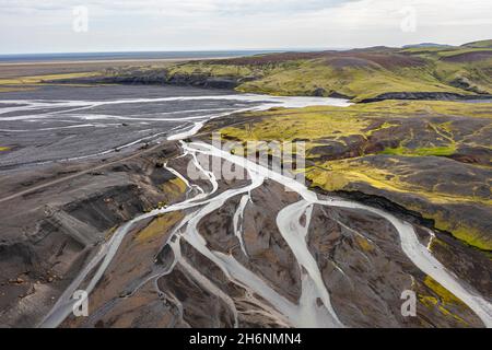 Fiume con rami di fanned out attraverso sabbia di lava nera, paesaggio collinare coperto di muschio, altopiani islandesi, panorama, vista aerea, fiume Mulakvisl Foto Stock