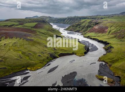 Fiume con rami di fanned out attraverso sabbia di lava nera, paesaggio collinare coperto di muschio, altopiani islandesi, panorama, vista aerea, Fiume Affretisa Foto Stock