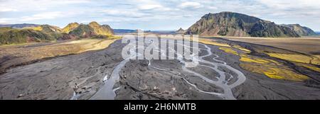 Fiume con rami di fanned out attraverso la sabbia di lava nera, montagne Skalarfjall e Remundargilshoefud, altopiani islandesi, panorama, vista aerea Foto Stock