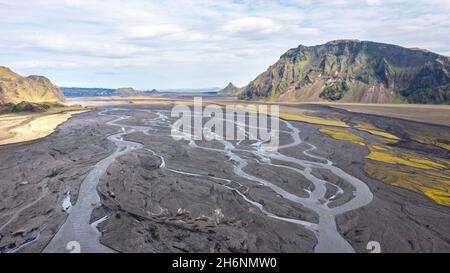 Fiume con rami di fanned out attraverso la sabbia di lava nera, Skalarfjall e Remundargilshoefud montagne, altopiani islandesi, vista aerea, Mulakvisl Foto Stock