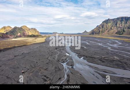 Fiume con rami di fanned out attraverso la sabbia di lava nera, Skalarfjall e Remundargilshoefud montagne, altopiani islandesi, vista aerea, Mulakvisl Foto Stock