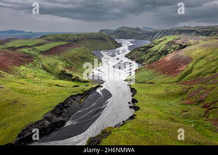 Fiume con rami di fanned out attraverso sabbia di lava nera, paesaggio collinare coperto di muschio, altopiani islandesi, panorama, vista aerea, Fiume Mulakvisl Foto Stock