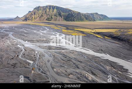 Fiume con rami di fanned out attraverso sabbia di lava nera, montagne Skalarfjall, altopiani islandesi, panorama, vista aerea, fiume Mulakvisl Foto Stock