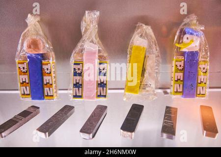 I distributori Pez dietro gli stampi metallici utilizzati per la loro realizzazione. Presso la fabbrica di Pez, museo, centro visitatori a Orange, Connecticut. Foto Stock