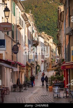 Scena stradale su Rue des Deportes nel centro storico di Nyons, Drome, Francia Foto Stock