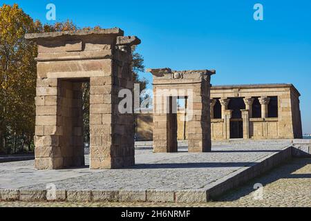 Tempio di Debod alla luce del giorno. Madrid, Spagna. Foto Stock