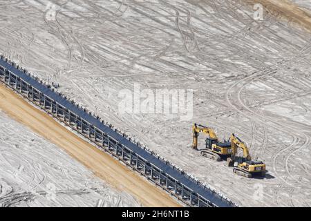 Piccoli scavatori in miniere di opencast Hambach, vista dal punto di vista Forum Terra Nova, miniere di opencast Hambach, Elsdorf, NRW, Germania Foto Stock